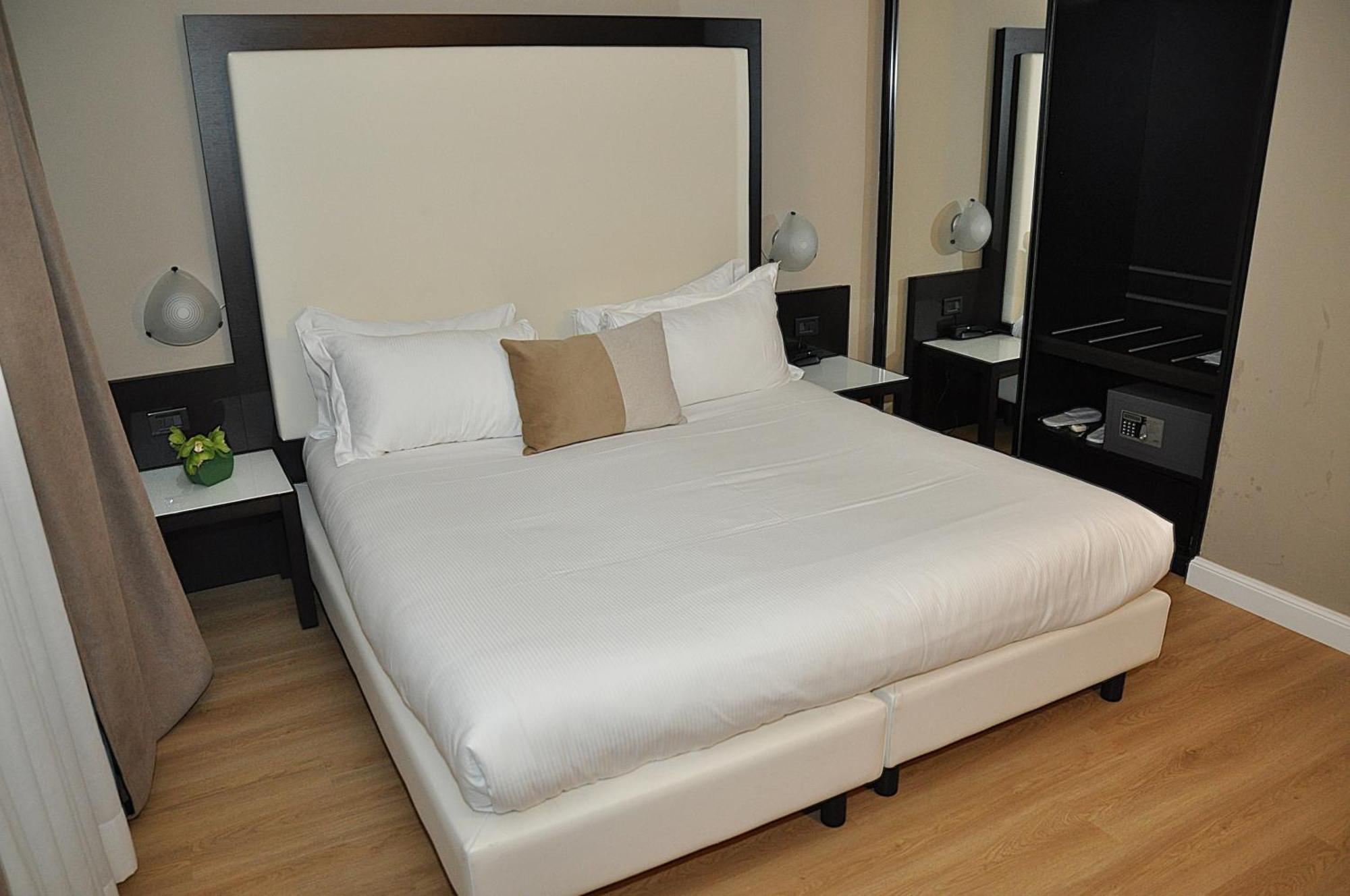 Hotel Comtur Binasco Esterno foto